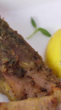 Izgara için maşa tutan bir kadın eli, balığın yağda kavrulmasını sağlar. Yüksek kalite 4k görüntü