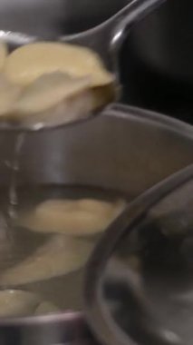 Adım adım Vareniki Aşçılık. Tencerede hamur köftesi pişir.