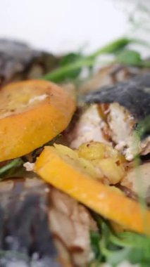 Çiğ doldurulmuş balık yakın plan. Dorado hazırlığı, baharatlar ve yağ. Yüksek kalite 4k görüntü