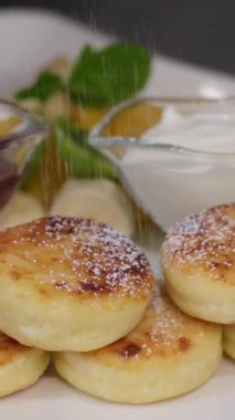 Peynirli krep yapmayı deneyin reçelli ekşi krema ve muz parçaları adım adım meyveler beyaz bir tabakta pudra şekerle süslenir. Yüksek kalite 4k görüntü