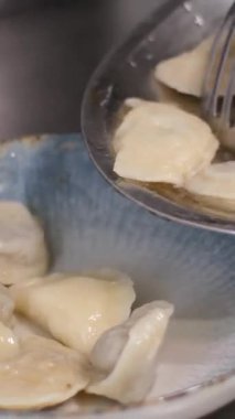 Adım adım Vareniki Aşçılık. Tencerede hamur köftesi pişir.