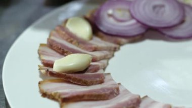 Ukrayna 'da domuz yağı servis etmek ince dilimli bir tabağa koymak domuz yağı sarımsaklı et ve mavi hardallı soğan halkaları ile birlikte votka ile lezzetli bir restoranda. Yüksek kalite 4k görüntü