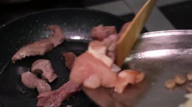 Kızarmış tavada çiğ domuz göğsü. Yüksek kalite 4k görüntü