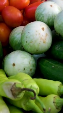 Sri Lanka 'da pazarda taze, renkli ve besleyici meyve ve sebze bolluğu. Yüksek kalite 4k görüntü