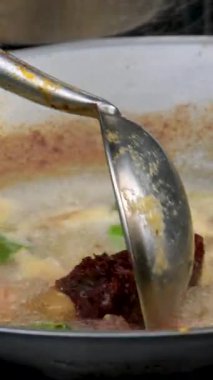 Domates soslu tavuk, baharatlı bir tavada kaynıyor. Tavuk filetosu ile domates sosu pişirmek. Geleneksel İtalyan Meksika yemeği. Cafe ve restoran için yüksek kaliteli stüdyo çekimi.