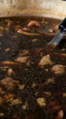 Kepçeli bir tencerede ev yapımı kemik çorbası, üst manzara. Yüksek kalite 4k görüntü