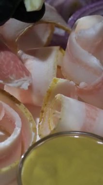 Ukrayna 'da domuz yağı servis etmek ince dilimli bir tabağa koymak domuz yağı sarımsaklı et ve mavi hardallı soğan halkaları ile birlikte votka ile lezzetli bir restoranda. Yüksek kalite 4k görüntü