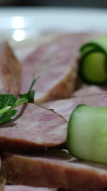 Bir restoranda güzel bir tabak sunumu et turpu koyuyor. Yüksek kalite 4k görüntü