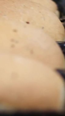 Baker taze pişmiş ekmeği sıcak fırından çıkarıyor. Fırından çıkan sıcak ekmeği soğutmak için pişirin.