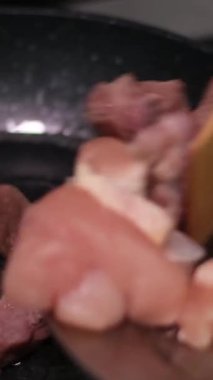 Kızarmış tavada çiğ domuz göğsü. Yüksek kalite 4k görüntü