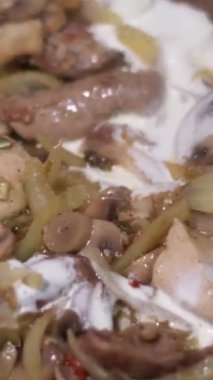 Kızarmış soğana kremalı ekşi krema ve et ekle. Yüksek kalite 4k görüntü