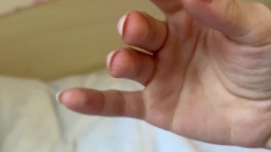 Güzellik salonundaki tırnaklar için Japon manikür süreci. Eldivenli profesyonel manikürcü gıdaları tırnaklarına sürter. Doğal malzemelerle el bakımı tekniğini kavrayın. Manikür, zarif manikür.