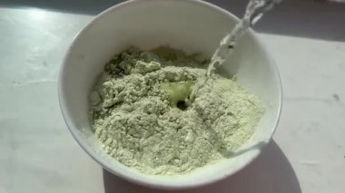 kuru wasabi suyu temizler. Wasabi 'yi suşiye hazırlamak için beyaz tabak