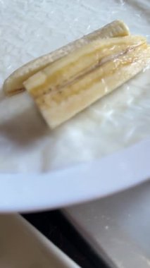  Yakın plan taze muz dilimlenir. Yüksek kalite 4k görüntü