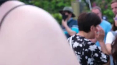 Hoi 'de günlük hayat. Vietnam' da sokaklarda yürüyen insanlar nehir kenarındaki teknelerde dinleniyor. Kültürel cazibenin tadını çıkarıyorlar.