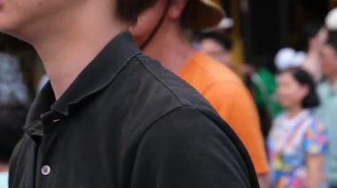 Renkli Hoi Dar sokakları keşfeden insanlarla dolu bir Vietnam nehir kenarındaki kafelerde dinlenen tribünlerde dinlenen ve su üzerinde hareket eden tekneler canlı bir yaşam tarzı kültürel seyahat Vietnam Hoi 10.02.2025