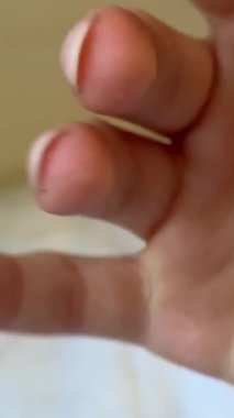 Güzellik salonundaki tırnaklar için Japon manikür süreci. Eldivenli profesyonel manikürcü gıdaları tırnaklarına sürter. Doğal malzemelerle el bakımı tekniğini kavrayın. Manikür, zarif manikür.