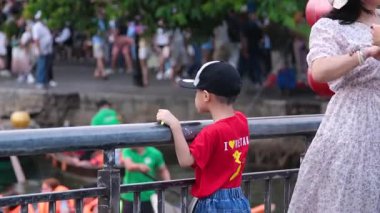 Crandchild ve büyükannesi dışarıda dürbünle bakıyorlar. Seyahat, yürüyüş, kuş izleme, tatiller. Büyükannenle, büyükbabanla, konuşarak, öğrenerek iyi bir yaz geçir. Hoi Bir Vietnam 10.02.2025