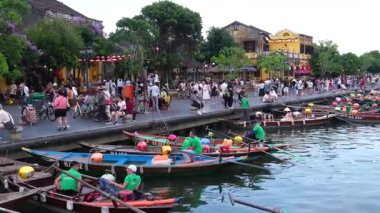 Turistler yüzen pazar Hoi 'de tekneyle tur atarken 10.02.2025 Vietnam
