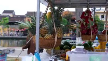  Phuket pazarındaki hareketli meyve tezgahı parlak ışık altında renkli bir dizi meyve sergiliyor. Hoi Bir Vietnam 10.02.2025