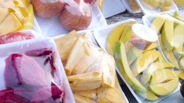 Luwes Swalayan Kartasura 'da satılmak üzere plastik ambalajlı köpük tepsilerde özenle paketlenmiş kaliteli kırmızı üzümler. Perakende olarak taze meyve paketleri sergileniyor. Yüksek kalite 4k görüntü