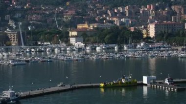 La Spezia, İtalya 'nın rahatlatıcı gezi perspektifi, canlı liman, renkli binalar ve güneşli gökyüzünün altında büyüleyici kıyı manzarası. Mükemmel seyahat görüntüleri.