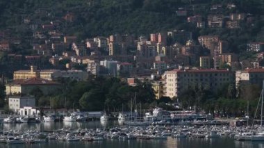 İtalya, La Spezia 'nın güzel deniz manzarası, renkli liman, kıyı kenti ve Akdeniz manzarasını gösteriyor. Seyahat, turizm ve Avrupa şehir projeleri için ideal.