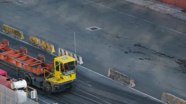 İtalya, La Spezia yolcu gemisinden, liman vinçlerini, kargo mavnalarını, kamyonları ve renkli kıyı şehirlerini gösteren görüntüler. Seyahat, liman ya da lojistik projeler için mükemmel bir görüntü. La Spezia, İtalya 10.04
