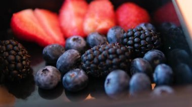 Kilo kaybı. Temiz yemek. Diyet ve sağlıklı yaşam tarzı. Meyve suyu ve meyve püresi. Organik çilek. Vitamin. Yüksek kalite 4k görüntü