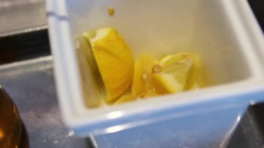 Cam bir kabın içinde limon dilimleri parıldayan ferahlatıcı bir içecek. Camın üzerindeki soğuk sis ve narenciye aroması onu sıcak bir yaz günü için mükemmel yapar. Yüksek kalite 4k görüntü