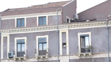 Catania Sicilya 'nın eski binaları, balkonları, taş kaldırımları ve otantik İtalyan kentsel yaşam tarzı ve kültürünü gösteren ılık Akdeniz ışığıyla dolu caddeleri..