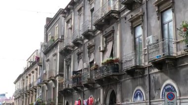 Catania Sicilya 'nın eski binaları, balkonları, taş kaldırımları ve otantik İtalyan kentsel yaşam tarzı ve kültürünü gösteren ılık Akdeniz ışığıyla dolu caddeleri..