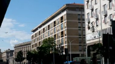 Catania Sicilya 'nın eski binaları, balkonları, taş kaldırımları ve otantik İtalyan kentsel yaşam tarzı ve kültürünü gösteren ılık Akdeniz ışığıyla dolu caddeleri..