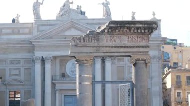 Turistler, San Placido Kilisesi sakinleri de dahil olmak üzere tarihi simgelerle çevrili Catania Sicilya ana meydanında yürüyorlar. Şehirli hareketli İtalyan atmosferinin tadını çıkarıyorlar.