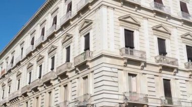 Turistler, San Placido Kilisesi sakinleri de dahil olmak üzere tarihi simgelerle çevrili Catania Sicilya ana meydanında yürüyorlar. Şehirli hareketli İtalyan atmosferinin tadını çıkarıyorlar.