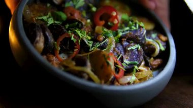 Soya peynirli kinoa kasesi, buğulanmış sebzeler, tahıllar, tohumlar ve baharatlar koyu beton arka planda. Yüksek kalite 4k görüntü