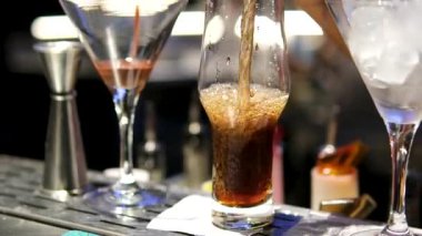 Buzlu kola bardağını doldurmaya yakın. Buzlu buzlu gazoz. Lezzetli bir kola. Yüksek kalite 4k görüntü