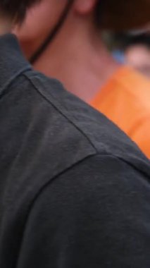 Renkli Hoi Dar sokakları keşfeden insanlarla dolu bir Vietnam nehir kenarındaki kafelerde dinlenen tribünlerde dinlenen ve su üzerinde hareket eden tekneler canlı bir yaşam tarzı kültürel seyahat Vietnam Hoi 10.02.2025