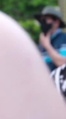 Hoi 'de günlük hayat. Vietnam' da sokaklarda yürüyen insanlar nehir kenarındaki teknelerde dinleniyor. Kültürel cazibenin tadını çıkarıyorlar.