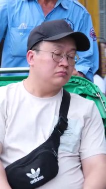 Otantik Hoi Bir Vietnam yaşam tarzı turistlerin canlı kültürel seyahat sahnelerinde yürüdüğü eski şehir caddeleri nehirde yüzen tekneler ve kafede eğlenen insanlar. Hoi Bir Vietnam 10.02.2025