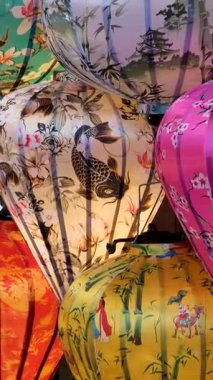 Hoi 'de parlayan fenerler Geceleyin parıldayan bir Vietnam renkli gruplar halinde sokakları süsleyen canlı kültürel sahneler yaratan otantik Asya seyahat cazibesi