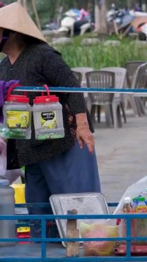 Tofu kızartan sokak yemekleri satıcısı ve yemek arabasında sıcak bir tavada diğer atıştırmalıklar. Sokaktaki yemek pişirme işlemine yakın çekim. Hoi Bir Vietnam 10.02.2025