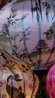 Hoi 'de parlayan fenerler Geceleyin parıldayan bir Vietnam renkli gruplar halinde sokakları süsleyen canlı kültürel sahneler yaratan otantik Asya seyahat cazibesi