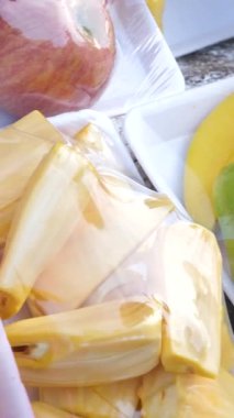 Luwes Swalayan Kartasura 'da satılmak üzere plastik ambalajlı köpük tepsilerde özenle paketlenmiş kaliteli kırmızı üzümler. Perakende olarak taze meyve paketleri sergileniyor. Yüksek kalite 4k görüntü