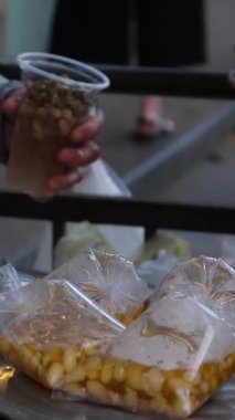 Topiaka Caddesi 'ndeki satıcı üzerinde köpüklü çay yapmak Malezya, Kuala Lumpurs Çin Mahallesi' nde Petaling Caddesi 'ndeki müşteriler için şekerli soya fasulyesi suyunu şişelere dönüştürmek. Yüksek kalite 4k görüntü