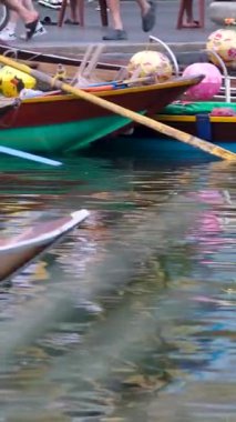 Günbatımında Hoi An Antik Kasabası 'nda fener tekneleri, nehir kenarındaki kalabalıklar ve kültürel turizm, festivaller ve Vietnam seyahati için ideal sokak lambaları gösteriliyor. Hoi Bir Vietnam 10.02.2025