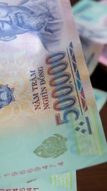 Vietnamlı dong ve Tayland baht bankalarını denetleyen kadın el, Güneydoğu Asya 'da finansal işlem alışverişi yaparak para değişimi konsepti seyahatleri, turizm para birimi.