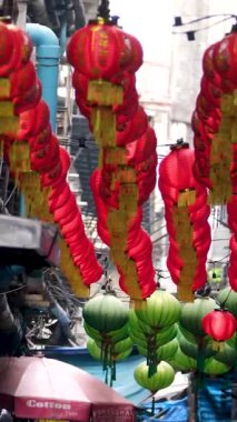 Mong Kok Çin Mahallesi, Hong Kong işlek caddeler, taksiler, yayalar, renkli dükkanlar, fenerler, canlı Asya şehir hayatı, hareketli sokak atmosferi. Tayland Bangkok 10.08.2025