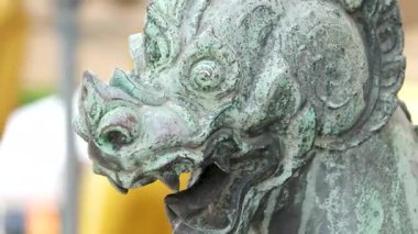 Bangkok Tayland 'daki Wat Saket Altın Dağ Tapınağı suni tepenin tepesinde altın yaldızlı çedi sergileniyor. Şehir siluetinin panoramik manzarasını sunuyor ve yemyeşil popüler turizm merkezi kültürel dönüm noktası..