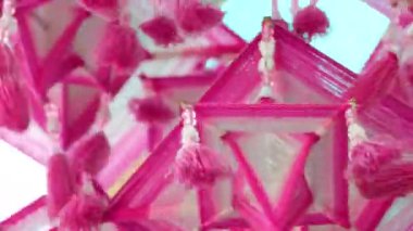 Bangkok 'taki Lumphini Parkı' nda bereketli ağaçlarla çevrili sakin bir göl var. Yürüyüş, bisiklet ve çeşitli tekne fırsatları ve şehir ortamında huzurlu bir geri çekilme olanağı sunuyor..